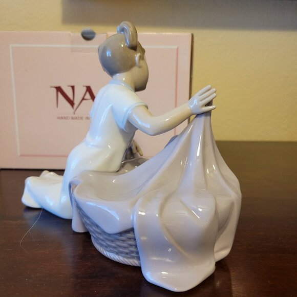 NAO by Lladro Figurine "It's Time to Sleep" Girl With Dog in Basket #1417 - Picture 3 of 9